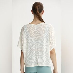 Varley Almo Tee Women’s Poncho Yoga Shirt in Vanilla Sheer Size Small